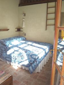 德尔迪克镇Casita de Piedra B&B的一间卧室配有一张带蓝白色毯子的床