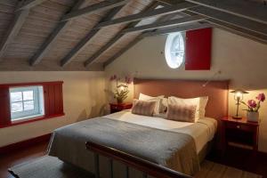卡列塔葡萄园农场酒店的一间卧室设有一张大床和一个窗户。