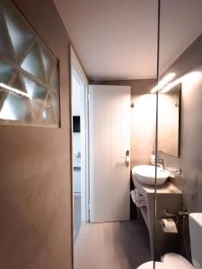 提诺斯阿格里科拉汽车旅馆的一间带卫生间和水槽的浴室
