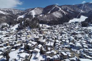 野沢Kihachikan North Nozawa Onsen的雪覆盖的滑雪胜地的空中景色