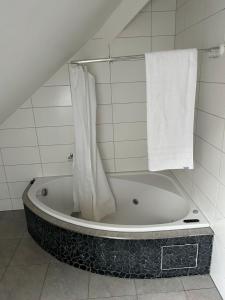 卢塞恩M-Hostel的一间带毛巾和浴缸的浴室