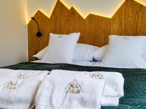 索克莱克Sowie Chatki - domki z widokiem na Góry Sowie的一间卧室配有两张床和白色毛巾。