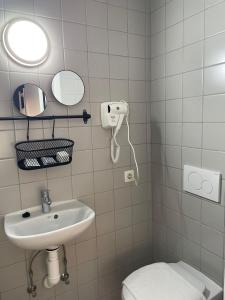 奥斯坦德Hotel HEB的一间带水槽和卫生间的浴室