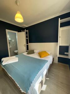 奥斯坦德Hotel HEB的一间卧室设有一张蓝色墙壁的大床