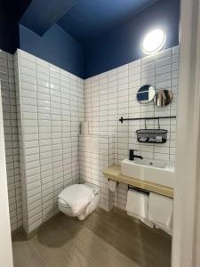 奥斯坦德Hotel HEB的白色的浴室设有卫生间和水槽。