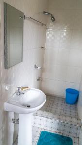 库马西Sign of Silence Hostel的白色的浴室设有水槽和镜子