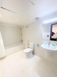 贝鲁特皇家花园酒店的浴室配有卫生间、盥洗盆和浴缸。
