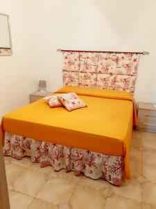 切萨雷奥港Zuccaro Apartment的一间卧室配有一张黄色床罩的床