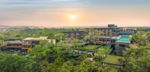 瓦加托JW Marriott Goa的享有被树木环绕的度假胜地的空中景致