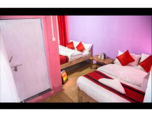 NātangHill Home Stay, Baichung的客房 - 带两张带红色枕头的床