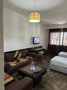 拉巴特Ourida Urban Hotel Rabat的客厅配有沙发和桌子