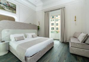 那不勒斯Artemisia Domus - Giardino的白色卧室设有一张大床和一张沙发