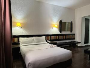 拉巴特Ourida Urban Hotel Rabat的酒店客房设有一张大床和一台电视机。