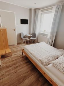 弗瓦迪斯瓦沃沃Pokoje Gościnne "Sowa"的一间卧室配有一张床和一张桌子