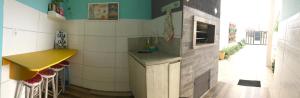 托雷斯Anexo da Cal的厨房配有柜台和黄色台面