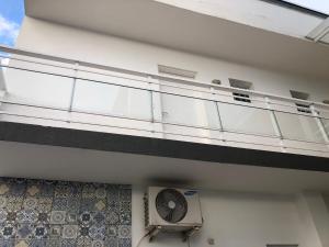 托雷斯Anexo da Cal的大楼一侧带风扇的阳台