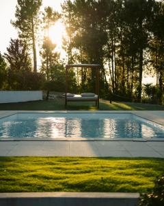 奥利维拉多霍斯比托Pura - Home in Nature的庭院内带凉亭的游泳池