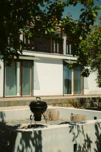 奥利维拉多霍斯比托Pura - Home in Nature的壁炉顶上的黑烤架