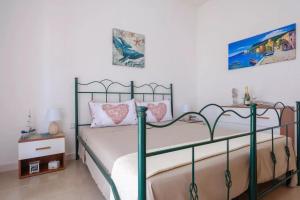 托雷拉皮罗Villa Castiglione的一间卧室配有绿色的床铺和白色的床单