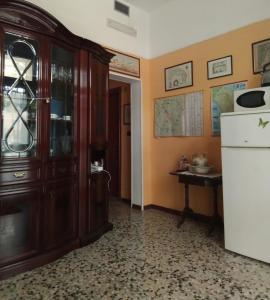 莱切B&B Fenice Barocca的厨房配有冰箱和桌子