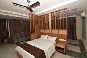 卡尔佩特塔ARAKKAL GUESTHOUSE的一间卧室配有一张床和吊扇