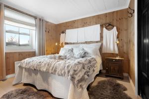 TorvetjørnGuroli - Mountain Lodge的卧室配有带白色棉被的床