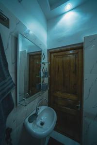 达喀尔Le charmant的一间带水槽和镜子的浴室