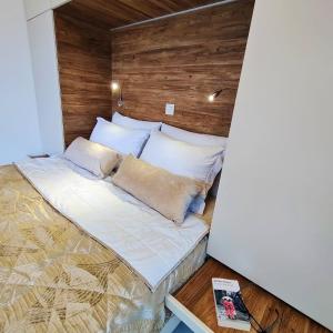 ChaliotataVilla Iremia Des vacances waouw en toute sérénité!的一间卧室配有一张大床和木制床头板