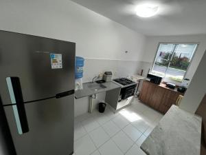 大坎皮纳Apartamentos da Thay的一间带冰箱和水槽的小厨房