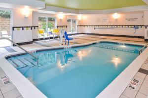 阿什伯勒阿什伯勒万豪费尔菲尔德客栈的蓝色的大游泳池,位于酒店客房内