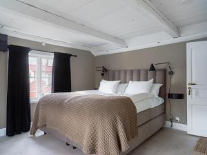 特鲁萨Villa Vega的一间卧室设有一张大床和一个窗户。