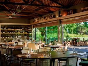 AncedeLavandeira Douro Nature & Wellness的用餐室设有桌椅和窗户。