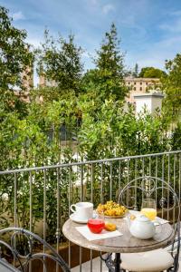 蒙福特达尔巴Villa Gremì - Monforte d'Alba的阳台上的桌子上摆放着食物和饮料
