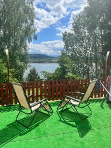 Maniowy奇科瓦达宾馆的草坪上两把椅子,有栅栏和湖泊