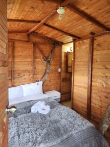 金巴亚Villa Mimosa Finca Hotel的小木屋内一间卧室,配有一张床