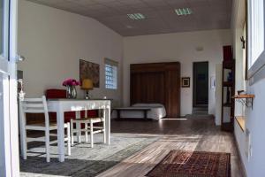 锡莱阿Open space Villa Miani的客厅配有白色的桌子和椅子