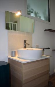 锡莱阿Open space Villa Miani的一间带水槽和镜子的浴室