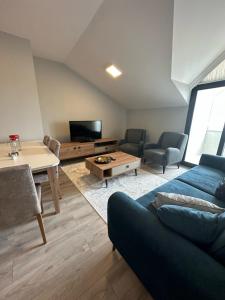 特拉布宗İMA APART的客厅配有沙发和桌子
