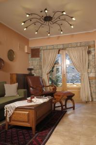 卡托劳塔翁鱼子套房酒店的客厅配有1张床、1张沙发和吊灯。