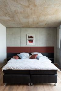 RainLiving Rain的卧室内的一张大床,拥有木制天花板