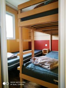 NagesMobil home au bord du lac的带窗户的客房内的两张双层床