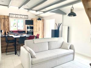 滨海拉库阿尔德CAPUCINE Jolie maison proche Plage的带沙发的客厅和厨房