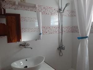 迭戈苏瓦雷斯Résidence Beyt Salama - T1bis ou T4的白色的浴室设有水槽和淋浴。