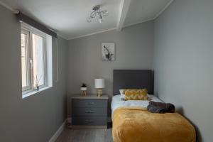 大雅茅斯Cozy House with Modern Garden的一间卧室设有一张床和一个窗口