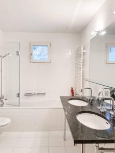 锡尔斯玛丽亚4 1/2 Room Maisonette Apartment with great views的白色的浴室设有2个盥洗盆和淋浴。