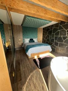 维拉·雷阿尔Muas Guest House的一间卧室设有一张床和石墙