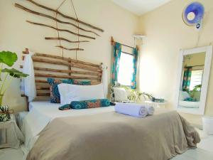 迪亚尼海滩Palm Paradise Loft的一间卧室配有一张大床和两个枕头