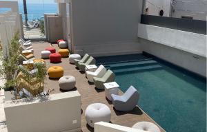 勒托阳尼Albatros Beach Hotel的一个带椅子的游泳池和一个游泳池