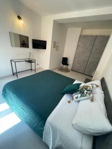 拉奎拉B & B Piazza Angioina的一间卧室配有一张大床和电视