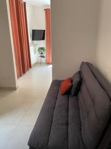 拉奎拉B & B Piazza Angioina的一张大床,房间配有橙色和黑色枕头